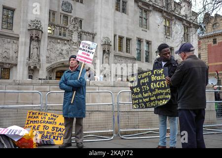 Les partisans anti-Brexit protestent devant la Cour suprême le troisième jour d'une audience pour déterminer si le consentement du Parlement est nécessaire avant que le processus du Brexit puisse commencer, à 7 décembre 2016, à Londres, en Angleterre. Les onze juges de la Cour suprême entendent l'appel du gouvernement, à la suite de la décision récente de la haute Cour selon laquelle seul le Parlement peut déclencher l'article 50. (Photo de Jay Shaw Baker/NurPhoto) *** Veuillez utiliser le crédit du champ de crédit *** Banque D'Images