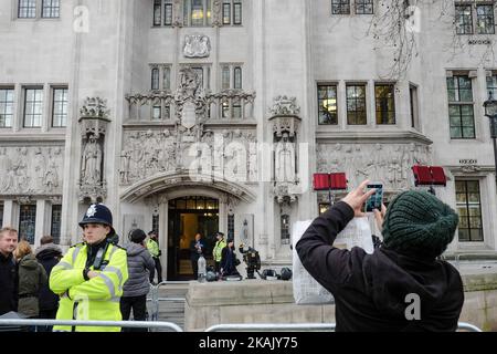 Les partisans anti-Brexit protestent devant la Cour suprême le troisième jour d'une audience pour déterminer si le consentement du Parlement est nécessaire avant que le processus du Brexit puisse commencer, à 7 décembre 2016, à Londres, en Angleterre. Les onze juges de la Cour suprême entendent l'appel du gouvernement, à la suite de la décision récente de la haute Cour selon laquelle seul le Parlement peut déclencher l'article 50. (Photo de Jay Shaw Baker/NurPhoto) *** Veuillez utiliser le crédit du champ de crédit *** Banque D'Images