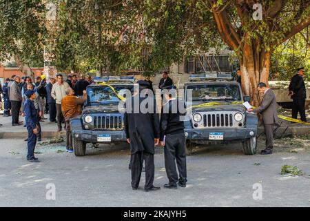 Les responsables de la sécurité égyptienne inspectent le site d'un attentat à la bombe, à Gizeh, en Égypte, le 09 décembre 2016. Au moins six policiers ont été tués et trois autres blessés dans un attentat à la bombe du district de Haram qui a visé un poste de contrôle de sécurité près de la mosquée al-Salam. (Photo de Fayed El-Geziry /NurPhoto) *** Veuillez utiliser le crédit du champ de crédit *** Banque D'Images