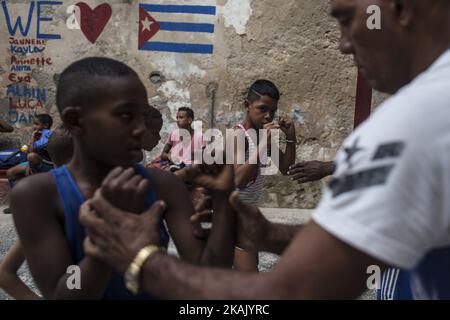 Enfants de boxe à la Havane, Cuba, le 10 décembre 2016. Dans une salle de gym en ruines, littéralement effondrée, formez un grand groupe d'enfants de 9 ans. Les écoliers de l'un des quartiers les plus déprimés de la Havane qui travaillent quotidiennement dans un sport qui représente plus qu'une médaille ou une ceinture du monde, rêvent que la boxe peut leur apporter l'occasion d'une vie meilleure, S'échapper de l'île et réaliser les rêves qui semblent impossibles à Cuba. *** Veuillez utiliser le crédit du champ de crédit *** Banque D'Images