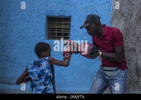 Enfants de boxe à la Havane, Cuba, le 10 décembre 2016. Dans une salle de gym en ruines, littéralement effondrée, formez un grand groupe d'enfants de 9 ans. Les écoliers de l'un des quartiers les plus déprimés de la Havane qui travaillent quotidiennement dans un sport qui représente plus qu'une médaille ou une ceinture du monde, rêvent que la boxe peut leur apporter l'occasion d'une vie meilleure, S'échapper de l'île et réaliser les rêves qui semblent impossibles à Cuba. *** Veuillez utiliser le crédit du champ de crédit *** Banque D'Images