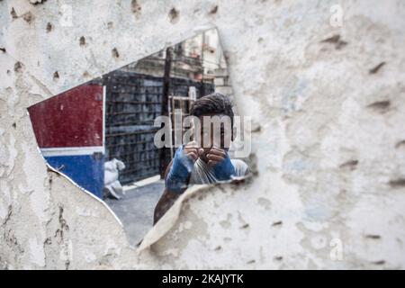 Enfants de boxe à la Havane, Cuba, le 10 décembre 2016. Dans une salle de gym en ruines, littéralement effondrée, formez un grand groupe d'enfants de 9 ans. Les écoliers de l'un des quartiers les plus déprimés de la Havane qui travaillent quotidiennement dans un sport qui représente plus qu'une médaille ou une ceinture du monde, rêvent que la boxe peut leur apporter l'occasion d'une vie meilleure, S'échapper de l'île et réaliser les rêves qui semblent impossibles à Cuba. *** Veuillez utiliser le crédit du champ de crédit *** Banque D'Images