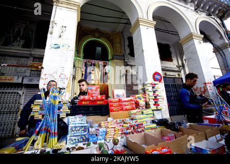 Vendre des pétards sur un marché de Bab El Oued à Alger, en Algérie, le 10 décembre 2016, alors que la célébration de Mawlid Ennabaoui Echarif célèbre la naissance du prophète Mohammed. (Photo de Billal Bensalem/NurPhoto) *** Veuillez utiliser le crédit du champ de crédit *** Banque D'Images