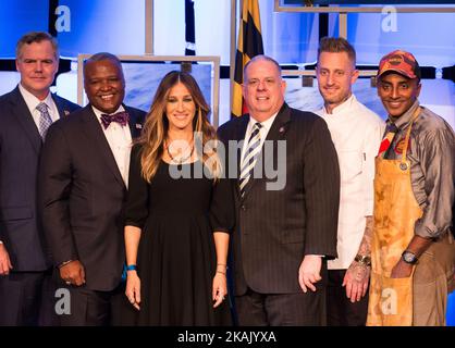 À l'issue d'une conférence de presse à MGM National Harbor, Washington, D.C., (l-r), Jim Murren, PDG de MGM Resorts International, Rushern Baker, Sarah Jessica Parker, Larry Hogan, gouverneur du Maryland, le chef Michael Voltaggio et le chef Marcus Samuelsson, posent pour une photo. (Photo de Cheriss May/NurPhoto) *** Veuillez utiliser le crédit du champ de crédit *** Banque D'Images