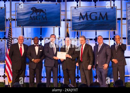 À la fin d'une conférence de presse à MGM National Harbour, à Washington, D.C., (l-r), THOMAS V. MIKE MILLER, Jr., Président du Sénat, démocrate, District 27, Rushern L. Baker III, County Executive, Prince George's County, Jim Murren, président, Directeur général de MGM Resorts International, Maryland Gouverneur Larry Hogan, Maryland Lottery & Gaming Control Agency Directeur Gordon Medenica, Bill Boasberg, MGM National Harbor, à Washington, D.C. GM, Et Lorenzo Creighton, le président de MGM National Harbour à Washington, D.C., posent pour une photo. (Photo de Cheriss May/NurPhoto) *** Veuillez utiliser le crédit du champ de crédit Banque D'Images