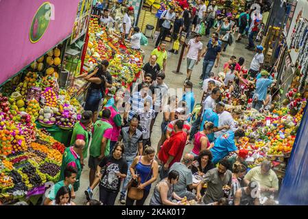 La vie quotidienne au marché municipal (Mercadao), à Sao Paulo, Brésil pour l'achat d'ingrédients dans la matinée de ce dimanche, 11 décembre 2016. En plus des légumes, boucherie, poissonnière et emporium (national et importé) rassemblés dans un seul espace, il y a aussi des restaurants et des snack-bars qui offrent des chips au visage de la ville. (Photo de Cris Faga/NurPhoto) *** Veuillez utiliser le crédit du champ de crédit *** Banque D'Images