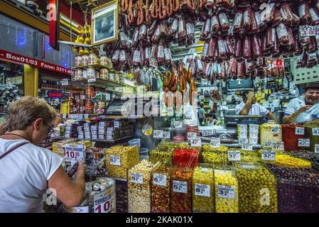 La vie quotidienne au marché municipal (Mercadao), à Sao Paulo, Brésil pour l'achat d'ingrédients dans la matinée de ce dimanche, 11 décembre 2016. En plus des légumes, boucherie, poissonnière et emporium (national et importé) rassemblés dans un seul espace, il y a aussi des restaurants et des snack-bars qui offrent des chips au visage de la ville. (Photo de Cris Faga/NurPhoto) *** Veuillez utiliser le crédit du champ de crédit *** Banque D'Images