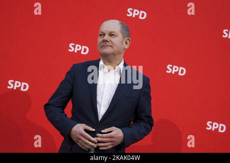 Le maire de Hambourg OLAF Scholz arrive à une réunion du Conseil du Parti au siège du SPD à Willy-Brandt-Haus à Berlin, en Allemagne, le 12 décembre 2016. (Photo par Emmanuele Contini/NurPhoto) *** Veuillez utiliser le crédit du champ de crédit *** Banque D'Images