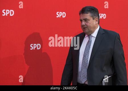 Le vice-chancelier allemand, ministre de l'économie et président du Parti social-démocrate (SPD) Sigmar Gabriel arrive à une réunion du Bureau du Parti au siège du SPD à Willy-Brandt-Haus à Berlin, en Allemagne, le 12 décembre 2016. (Photo par Emmanuele Contini/NurPhoto) *** Veuillez utiliser le crédit du champ de crédit *** Banque D'Images