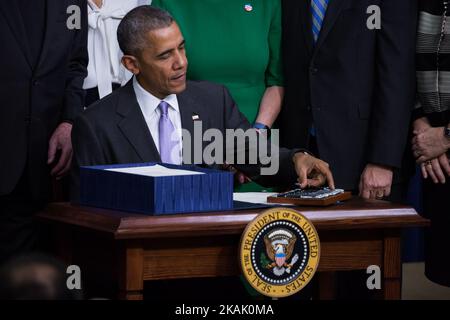 Le président Barack Obama signe la Loi des 21st siècles sur les cures, dans l'Auditorium de la Cour du Sud du Bureau exécutif Eisenhower de la Maison Blanche à Washington, DC. On 13 décembre 2016. La loi facilite l'élaboration et l'approbation des traitements expérimentaux et réforme la politique fédérale sur les soins de santé mentale. (Photo de Cheriss May/NurPhoto) *** Veuillez utiliser le crédit du champ de crédit *** Banque D'Images