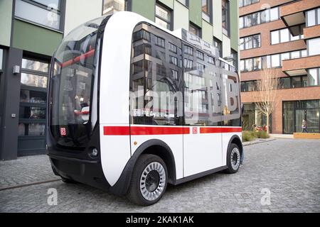 Un bus auto-pilotant est photographié lors d'une présentation d'un projet pilote de Deutsche Bahn sur 16 décembre 2016 à Berlin, en Allemagne. Le projet est une collaboration entre Deutsche Bahn et l'Université technique de Berlin sur le campus EUREF de l'université. (Photo par Emmanuele Contini/NurPhoto) *** Veuillez utiliser le crédit du champ de crédit *** Banque D'Images