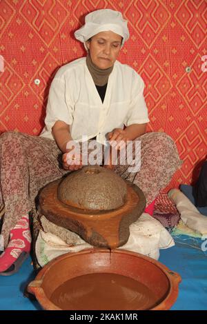 Berber Woman utilise une presse à main pour moudre les noix d'argan et extraire l'huile à la coopérative d'argan au Maroc, en Afrique, le 17 décembre 2016. L'huile d'argan est utilisée à la fois pour la nourriture et comme ingrédient dans de nombreux produits de beauté et cosmétiques. (Photo de Creative Touch Imaging Ltd./NurPhoto) *** Veuillez utiliser le crédit du champ de crédit *** Banque D'Images