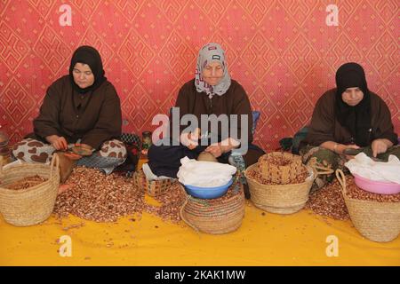 Les femmes berbères ouvrent des noix d'argan avec des roches pour obtenir les noyaux pour la fabrication de l'huile d'argan à la coopérative d'huile d'argan au Maroc, en Afrique, le 17 décembre 2016. L'huile d'argan est utilisée à la fois pour la nourriture et comme ingrédient dans de nombreux produits de beauté et cosmétiques. (Photo de Creative Touch Imaging Ltd./NurPhoto) *** Veuillez utiliser le crédit du champ de crédit *** Banque D'Images