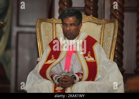 L'évêque Jose Kalluveil écoute alors que les prêtres catholiques des Indiens du Sud récitent des prières spéciales en Malayalam à l'occasion de l'anniversaire de son ordination épiscopale en 1st à Mississauga, Ontario, Canada, le 1st octobre 2016. En 2015, le pape François a nommé Mar José Kalluveil comme nouvel Exarche (évêque) de l'Exarcat apostolique (diocèse) de la communauté syro-Malabar. Le nombre total de fidèles de Syro Malabar au Canada est d'environ 35 000, répartis dans 21 communautés de missions dans six provinces du pays. (Photo de Creative Touch Imaging Ltd./NurPhoto) *** Veuillez utiliser le crédit du champ de crédit Banque D'Images