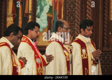 Les prêtres catholiques des Indiens du Sud effectuent des prières spéciales à l'occasion de l'anniversaire de l'ordination épiscopale de 1st de l'évêque Jose Kalluveil à Mississauga, Ontario, Canada, le 1st octobre 2016. En 2015, le pape François a nommé Mar José Kalluveil comme nouvel Exarche (évêque) de l'Exarcat apostolique (diocèse) de la communauté syro-Malabar. Le nombre total de fidèles de Syro Malabar au Canada est d'environ 35 000, répartis dans 21 communautés de missions dans six provinces du pays. (Photo de Creative Touch Imaging Ltd./NurPhoto) *** Veuillez utiliser le crédit du champ de crédit *** Banque D'Images