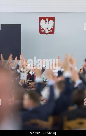 Parti au pouvoir les parlementaires droit et justice (PiS) lors de la session controversée du Parlement polonais à la salle des colonnes du Sejm, les parlementaires des partis d'opposition occupant le podium dans la salle des séances à Sejm à Varsovie, Pologne, le 16 décembre 2016 (photo de Mateusz Wlodarczyk/NurPhoto) *** Veuillez utiliser le crédit du champ de crédit *** Banque D'Images