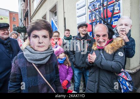 Les manifestants de Jaroslaw Kaczynski , PM Beata Szydlo et Antoni Macierewicz masques sont vus. Manifestation de la Commission pour la défense de la démocratie (KOD), en dehors des bureaux du parti au pouvoir à Gdansk (Pologne) le 17 décembre 2016. Les militants de la KOD protestent pour défendre la liberté des médias au Parlement polonais. Loi le parti Justice prévoit de limiter l'accès des médias au Parlement. Les manifestants tiennent des cartes rouges pour le gouvernement et des bannières avec slogan « Free Media » et détient également la constitution polonaise. (Photo de Michal Fludra/NurPhoto) *** Veuillez utiliser le crédit du champ de crédit *** Banque D'Images