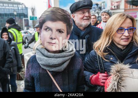 Un manifestant dans le masque PM Beata Szydlo est vu. Manifestation de la Commission pour la défense de la démocratie (KOD), en dehors des bureaux du parti au pouvoir à Gdansk (Pologne) le 17 décembre 2016. Les militants de la KOD protestent pour défendre la liberté des médias au Parlement polonais. Loi le parti Justice prévoit de limiter l'accès des médias au Parlement. Les manifestants tiennent des cartes rouges pour le gouvernement et des bannières avec slogan « Free Media » et détient également la constitution polonaise. (Photo de Michal Fludra/NurPhoto) *** Veuillez utiliser le crédit du champ de crédit *** Banque D'Images