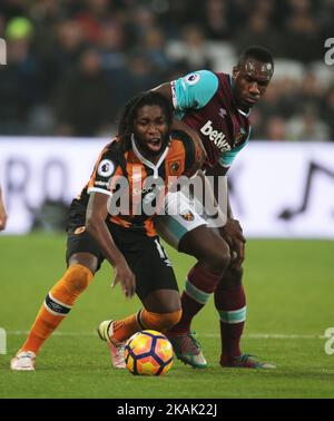 Dieumerci Mbokani de Hull City et Michail Antonio de West Ham United lors du match de première ligue entre West Ham United et Hull City au stade de Londres, Parc olympique Queen Elizabeth II, Londres, le 17 décembre 2016 (photo de Kieran Galvin/NurPhoto) *** Veuillez utiliser le crédit du champ de crédit *** Banque D'Images