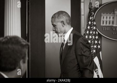 LE président AMÉRICAIN Barack Obama part après une conférence de presse de fin d’année dans la salle Brady de la Maison Blanche à Washington, DC, 16 décembre 2016. Obama a mis vendredi en garde son successeur Donald Trump contre l'antagonisation de la Chine en faisant la main à Taiwan, en disant qu'il pourrait prendre le risque d'une réponse « très significative » s'il bouleverrait des décennies de tradition diplomatique. (Photo de Cheriss May/NurPhoto) *** Veuillez utiliser le crédit du champ de crédit *** Banque D'Images