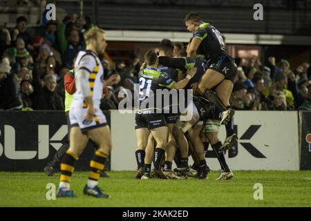 Les joueurs de Connacht célèbrent après le score Jack Carty dans les dernières minutes du match lors du match de la coupe des champions de rugby européenne Round 4 entre Connacht Rugby et Wasps au Sportsground de Galway, Irlande sur 17 décembre 2016 (photo par Andrew Surma/NurPhoto) *** Veuillez utiliser le crédit du champ de crédit *** Banque D'Images