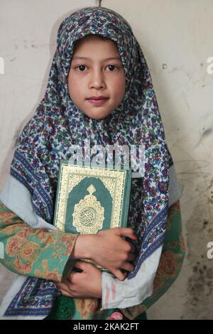 Fille musulmane tenant le Coran à une Madrassa (école religieuse islamique) dans un petit village près de la ville de Kargil dans Ladakh, Jammu et Cachemire, Inde sur 25 juin 2014. (Cette image a une autorisation de modèle signée). (Photo de Creative Touch Imaging Ltd./NurPhoto) *** Veuillez utiliser le crédit du champ de crédit *** Banque D'Images