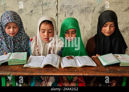 Des enfants musulmans étudient le Coran dans une école religieuse islamique de Madrassa, dans un petit village près de la ville de Kargil, au Ladakh, Jammu-et-Cachemire, en Inde, sur 25 juin 2014. (Cette image a une autorisation de modèle signée). (Photo de Creative Touch Imaging Ltd./NurPhoto) *** Veuillez utiliser le crédit du champ de crédit *** Banque D'Images