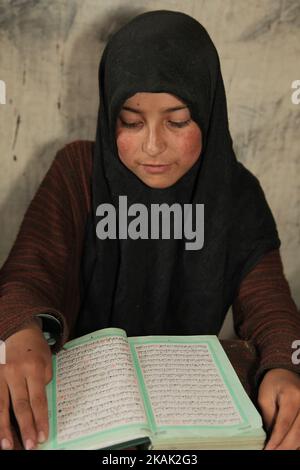 Fille musulmane lisant du Coran à une Madrassa (école religieuse islamique) dans un petit village près de la ville de Kargil dans Ladakh, Jammu et Cachemire, Inde sur 25 juin 2014. (Cette image a une autorisation de modèle signée). (Photo de Creative Touch Imaging Ltd./NurPhoto) *** Veuillez utiliser le crédit du champ de crédit *** Banque D'Images