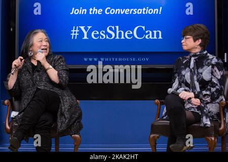 Dans l'Auditorium de la Cour du Sud de l'immeuble Eisenhower du Bureau exécutif de la Maison Blanche à Washington DC, le 16 décembre 2016, (l-r), Tina Tchen, Assistante de la Présidente, Chef de cabinet de la première Dame et Directrice du Conseil de la Maison Blanche sur les femmes et les filles, parle, Comme Valerie Jarrett, conseillère principale auprès de la présidente et présidente du Conseil de la Maison Blanche sur les femmes et les filles, écoute, dans le cadre du panel: «Un fauteuil avec ELLE- leçons, leadership et héritage: Le voyage vers l'occasion pour all.». (Photo de Cheriss May/NurPhoto) *** Veuillez utiliser le crédit du champ de crédit *** Banque D'Images