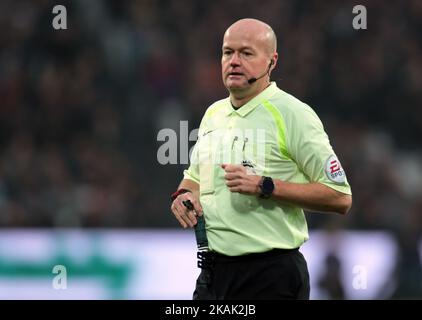 Arbitre Lee Mason lors du match de la Premier League entre West Ham United et Hull City au stade de Londres, Parc olympique Queen Elizabeth II, Londres, le 17 décembre 2016 (photo de Kieran Galvin/NurPhoto) *** Veuillez utiliser le crédit du champ de crédit *** Banque D'Images