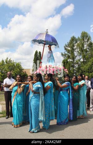 Les catholiques tamouls prennent part à la procession religieuse pendant la Fête de notre-Dame-de-Madi à l'extérieur d'une église catholique en Ontario, au Canada sur 20 août 2016. Dans cette procession, les dévotés portent la Vierge Marie sur un palanquin autour de l'église tout en chantant des hymnes religieux en Tamil. (Photo de Creative Touch Imaging Ltd./NurPhoto) *** Veuillez utiliser le crédit du champ de crédit *** Banque D'Images