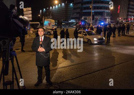 La police turque a sécurisé la zone à l'extérieur où l'ambassadeur russe en Turquie, Andrei Karlov, a été abattu à l'intérieur d'une galerie d'art à 19 décembre 2016, en Turquie, à Ankara. Le ministère russe des Affaires étrangères a confirmé la mort de l'envoyé Andrei Karlov lors de l'attaque lancée lundi à la galerie de la capitale turque par un tireur qui criait 'ne pas oublier Alep ! N'oubliez pas la Syrie ». Plus de 100 officiers de police et forces spéciales ont encerclé les lieux de la fusillade et l'homme armé a été signalé comme « neutralisé ». (Photo de Diego Cupolo/NurPhoto) *** Veuillez utiliser le crédit du champ de crédit *** Banque D'Images