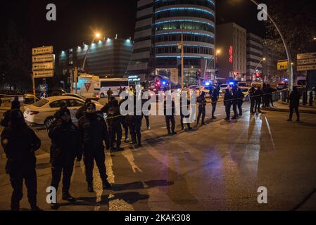 La police turque a sécurisé la zone à l'extérieur où l'ambassadeur russe en Turquie, Andrei Karlov, a été abattu à l'intérieur d'une galerie d'art à 19 décembre 2016, en Turquie, à Ankara. Le ministère russe des Affaires étrangères a confirmé la mort de l'envoyé Andrei Karlov lors de l'attaque lancée lundi à la galerie de la capitale turque par un tireur qui criait 'ne pas oublier Alep ! N'oubliez pas la Syrie ». Plus de 100 officiers de police et forces spéciales ont encerclé les lieux de la fusillade et l'homme armé a été signalé comme « neutralisé ». (Photo de Diego Cupolo/NurPhoto) *** Veuillez utiliser le crédit du champ de crédit *** Banque D'Images