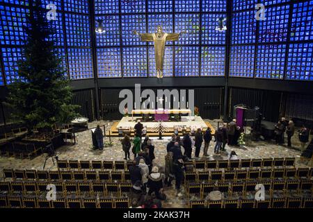 Les gens font la queue à l'intérieur du Kaiser-Wilhelm-Gedaechtniskirche pour écrire un message de solidarité dans un livre de condoléances sur 20 décembre 2016. Hier, un camion a traversé un marché de Noël, tuant 12 personnes et blessant au moins 45 personnes. (Photo par Emmanuele Contini/NurPhoto) *** Veuillez utiliser le crédit du champ de crédit *** Banque D'Images