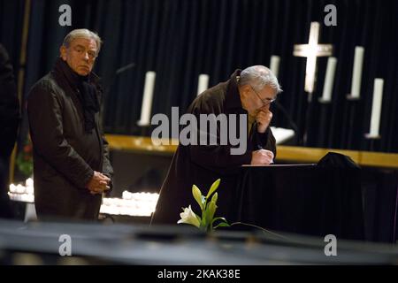 Les gens font la queue à l'intérieur du Kaiser-Wilhelm-Gedaechtniskirche pour écrire un message de solidarité dans un livre de condoléances sur 20 décembre 2016. Hier, un camion a traversé un marché de Noël, tuant 12 personnes et blessant au moins 45 personnes. (Photo par Emmanuele Contini/NurPhoto) *** Veuillez utiliser le crédit du champ de crédit *** Banque D'Images