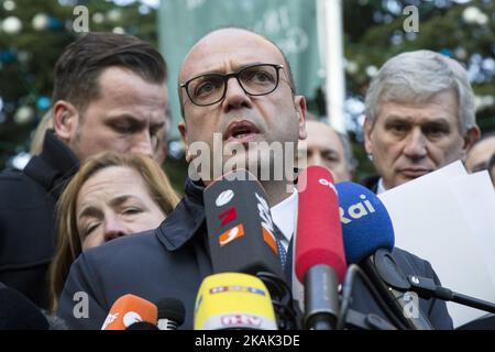 Le ministre italien des Affaires étrangères Angelino Alfano parle avec les médias après avoir déposé des fleurs à l'église du souvenir Kaiser-Wilhelm lors d'une visite avec son homologue allemand Frank-Walter Steimeier à côté du site où un camion a traversé un marché de Noël, tuant 12 personnes et blessant environ 45 personnes Berlin, Allemagne sur 21 décembre 2016. (Photo par Emmanuele Contini/NurPhoto) *** Veuillez utiliser le crédit du champ de crédit *** Banque D'Images