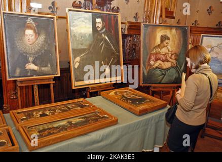 Les peintures sont vues lors d'une cérémonie de remise de 17 peintures volées au Musée Castelvecchio, à Kiev, Ukraine, 21 décembre 2016. Au total, 17 peintures qui ont été volées au musée du Musée italien Castelvecchio de Vérone en 2015 ont été remises par le Président ukrainien Petro Porochenko à des responsables italiens. Les peintures ont été détenues par des gardes-frontières ukrainiens lors d'une tentative de transfert en Moldavie en mai 2016. (Photo par STR/NurPhoto) *** Veuillez utiliser le crédit du champ de crédit *** Banque D'Images