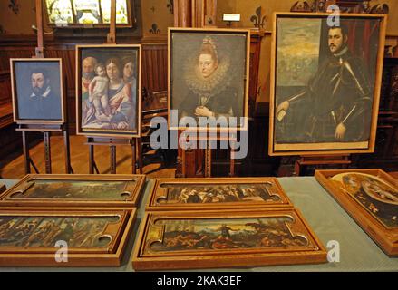 Les peintures sont vues lors d'une cérémonie de remise de 17 peintures volées au Musée Castelvecchio, à Kiev, Ukraine, 21 décembre 2016. Au total, 17 peintures qui ont été volées au musée du Musée italien Castelvecchio de Vérone en 2015 ont été remises par le Président ukrainien Petro Porochenko à des responsables italiens. Les peintures ont été détenues par des gardes-frontières ukrainiens lors d'une tentative de transfert en Moldavie en mai 2016. (Photo par STR/NurPhoto) *** Veuillez utiliser le crédit du champ de crédit *** Banque D'Images