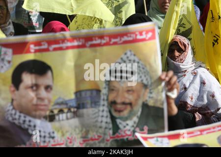 Les Palestiniens qui soutiennent le haut responsable palestinien du Fatah, Mohammed Dahlan, brandissent des bannières et des drapeaux nationaux lors d’une manifestation contre le président palestinien Mahmoud Abbas à Gaza sur 22 décembre 2016. (Photo de Majdi Fathi/NurPhoto) *** Veuillez utiliser le crédit du champ de crédit *** Banque D'Images