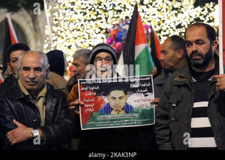 Les Palestiniens protestent à Bethléem, en Cisjordanie, le 22 décembre 2016 en solidarité avec les familles des martyrs qui tiennent leur corps Israël, où les autorités israéliennes tiennent les corps d'un certain nombre de martyrs palestiniens après avoir effectué des opérations de commando depuis octobre dernier. (Photo par Abedalrahman Hassan/NurPhoto) *** Veuillez utiliser le crédit du champ de crédit *** Banque D'Images