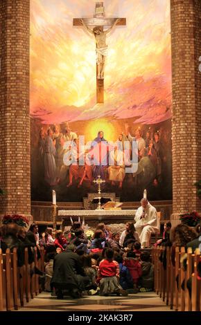 Le prêtre catholique dirige une messe spéciale de la veille de Noël pour enfants à l'église catholique Sainte-Claire d'Assise à Woodbridge, Ontario, Canada, on 24 décembre 2016. (Photo de Creative Touch Imaging Ltd./NurPhoto) *** Veuillez utiliser le crédit du champ de crédit *** Banque D'Images