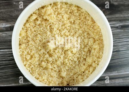 Plat de cuisine arabe de petits granules vapeur de blé dur roulé semolina appelé Koskosi, couscous, kusksi ou kseksu, populaire au Maroc, Algérie, Banque D'Images