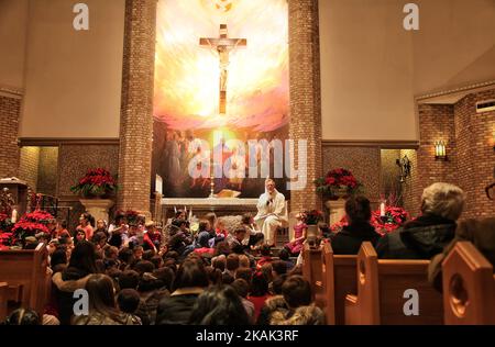 Le prêtre catholique dirige une messe spéciale de la veille de Noël pour enfants à l'église catholique Sainte-Claire d'Assise à Woodbridge, Ontario, Canada, on 24 décembre 2016. (Photo de Creative Touch Imaging Ltd./NurPhoto) *** Veuillez utiliser le crédit du champ de crédit *** Banque D'Images