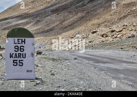 Étape marquant les distances jusqu'à la ville de leh et le village de Karu le long d'une route traversant l'Himalaya à Tsoltak, Ladakh, Jammu et Cachemire, Inde. (Photo de Creative Touch Imaging Ltd./NurPhoto) *** Veuillez utiliser le crédit du champ de crédit *** Banque D'Images