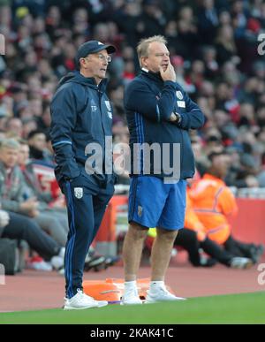 G-D West Bromwich Albion Manager Tony Puris et assistant Head Coach Dave Kemp pendant le match de Premier League entre Arsenal et West Bromwich Albion aux Émirats, Londres, le 26 décembre 2016 (photo de Kieran Galvin/NurPhoto) *** Veuillez utiliser le crédit du champ de crédit *** Banque D'Images