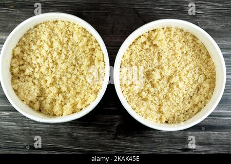 Plat de cuisine arabe de petits granules vapeur de blé dur roulé semolina appelé Koskosi, couscous, kusksi ou kseksu, populaire au Maroc, Algérie, Banque D'Images