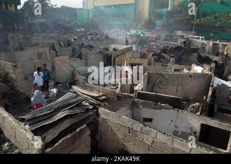 Les Philippins sont à la recherche de matériaux récupérables à la suite d'un incendie dans une colonie informelle de colons de la ville de Quezon, à l'est de Manille, aux Philippines, mercredi, à 28 décembre 2016. Selon les informations locales, une personne âgée est décédée car 1000 familles ont été déplacées par un incendie important mardi soir, à 27 décembre 2016. (Photo de Richard James Mendoza/NurPhoto) *** Veuillez utiliser le crédit du champ de crédit *** Banque D'Images