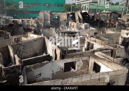Les Philippins sont à la recherche de matériaux récupérables à la suite d'un incendie dans une colonie informelle de colons de la ville de Quezon, à l'est de Manille, aux Philippines, mercredi, à 28 décembre 2016. Selon les informations locales, une personne âgée est décédée car 1000 familles ont été déplacées par un incendie important mardi soir, à 27 décembre 2016. (Photo de Richard James Mendoza/NurPhoto) *** Veuillez utiliser le crédit du champ de crédit *** Banque D'Images