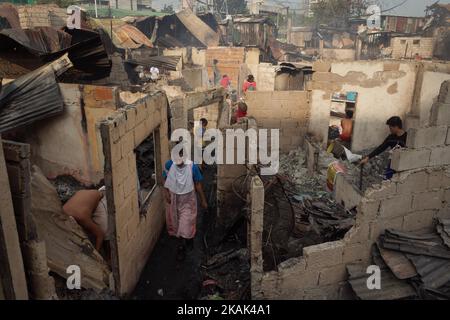 Les Philippins sont à la recherche de matériaux récupérables à la suite d'un incendie dans une colonie informelle de colons de la ville de Quezon, à l'est de Manille, aux Philippines, mercredi, à 28 décembre 2016. Selon les informations locales, une personne âgée est décédée car 1000 familles ont été déplacées par un incendie important mardi soir, à 27 décembre 2016. (Photo de Richard James Mendoza/NurPhoto) *** Veuillez utiliser le crédit du champ de crédit *** Banque D'Images