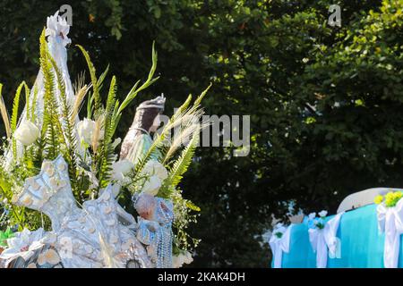 La statue de Yemanja arrive à la plage de Copacabana pour la célébration religieuse afro-brésilienne à Rio de Janeiro, au Brésil, sur 29 décembre 2016. Les passionnés d'umbanda et de candombla célèbrent Iemanjá, la reine de la mer. Dans la tradition des religions brésiliennes, de la teinte africaine, les fidèles font des offrandes pour demander une nouvelle année prospère. La fête d'Iemanjá organisée par Mercadão de Madureira prend une image d'environ 2 mètres de haut dans les rues de la ville en voiture. L'image quitte le Mercadão de Madureira et va jusqu'à Copacabana, où il y a une série de célébrations religieuses Banque D'Images